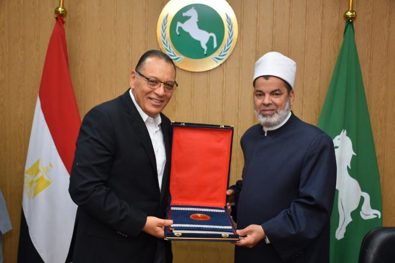 محافظ الشرقية يُكرم مدير المنطقة الأزهرية 02