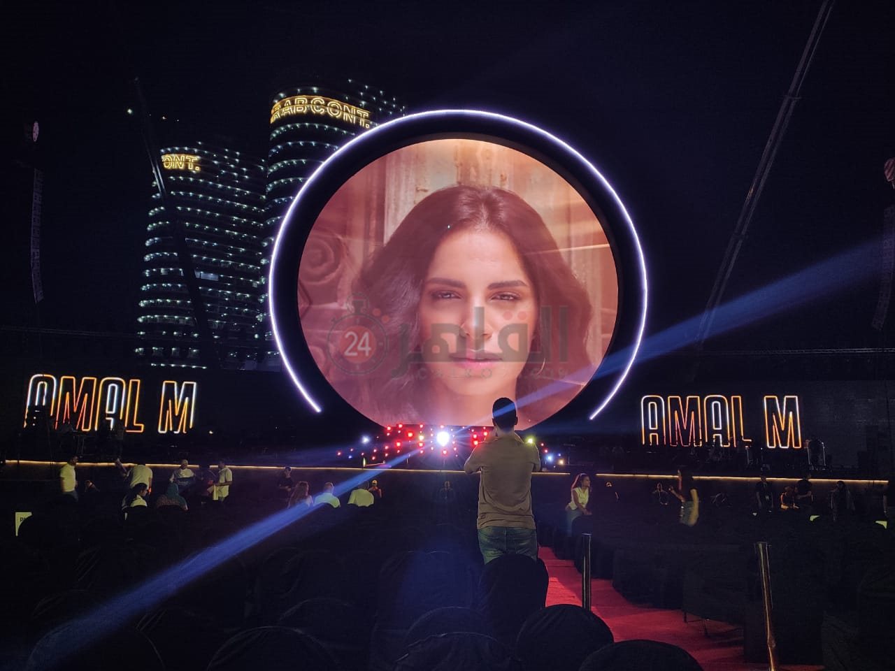 صور تحضيرات حفل آمال ماهر (2)