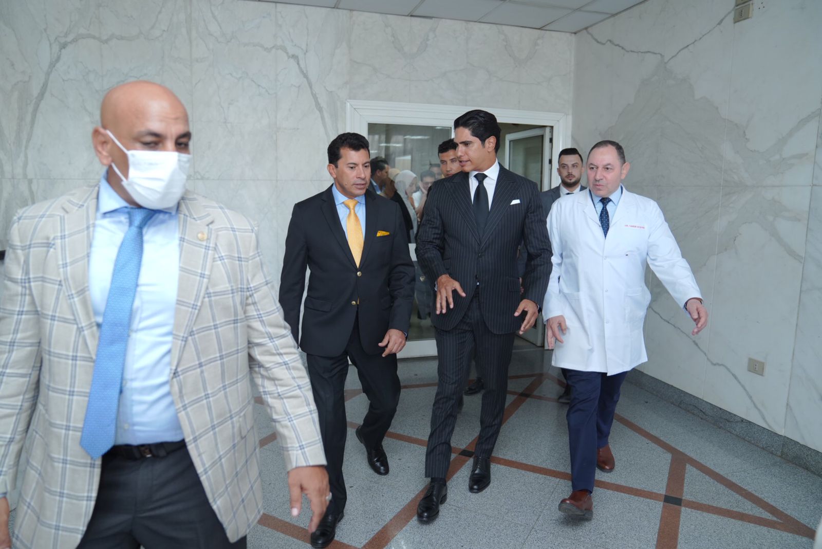 زيارة الوفد لمستشفى العجوزة (12)