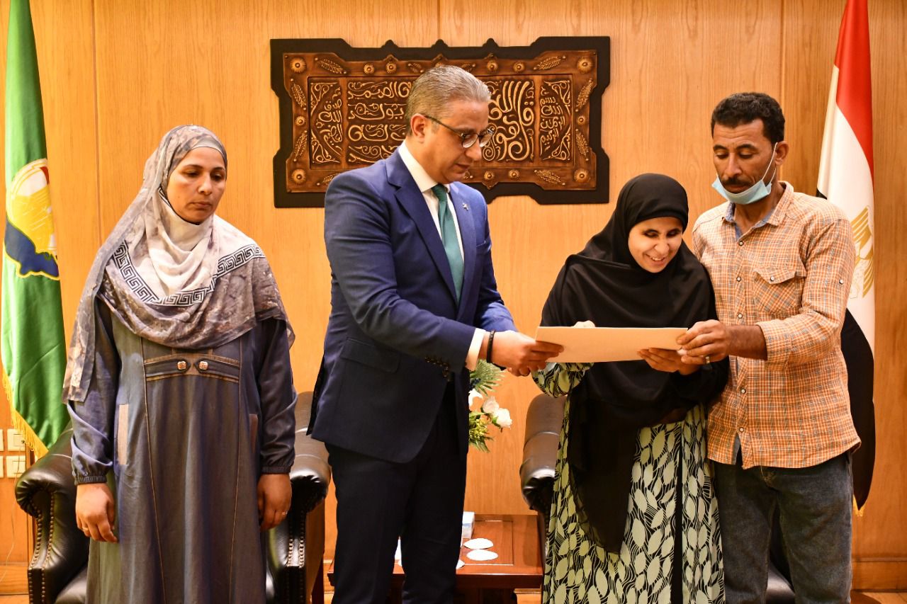 محافظ الفيوم يكرم الأولى على الثانوية العامة من المكفوفين