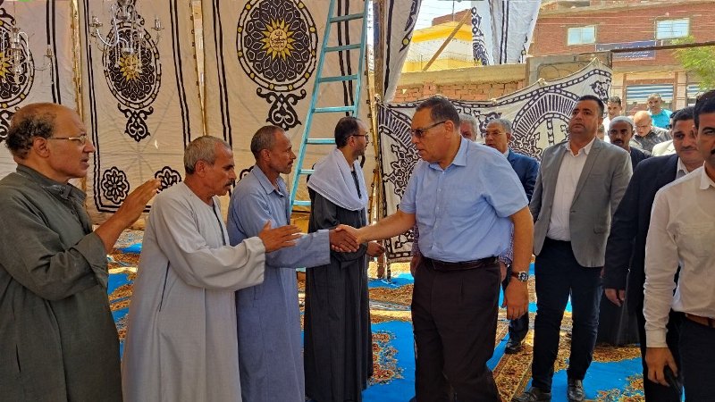 محافظ الشرقية يقدم العزاء لأسر الضحايا 01