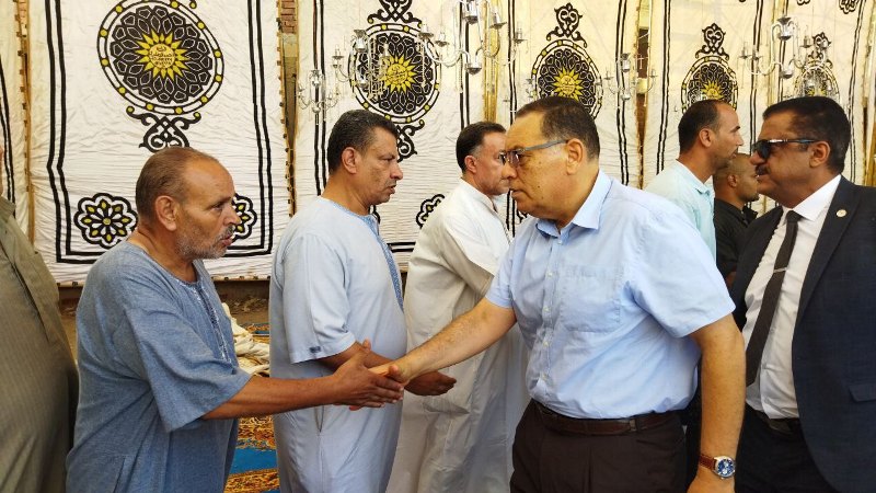 محافظ الشرقية يقدم العزاء لأسر الضحايا 02