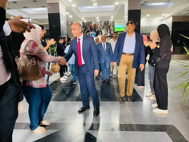 طلاب وأعضاء هيئة التدريس ينظمون ممر شرفي لرئيس جامعة الزقازيق