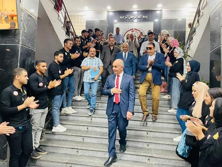 طلاب وأعضاء هيئة التدريس ينظمون ممر شرفي لرئيس جامعة الزقازيق