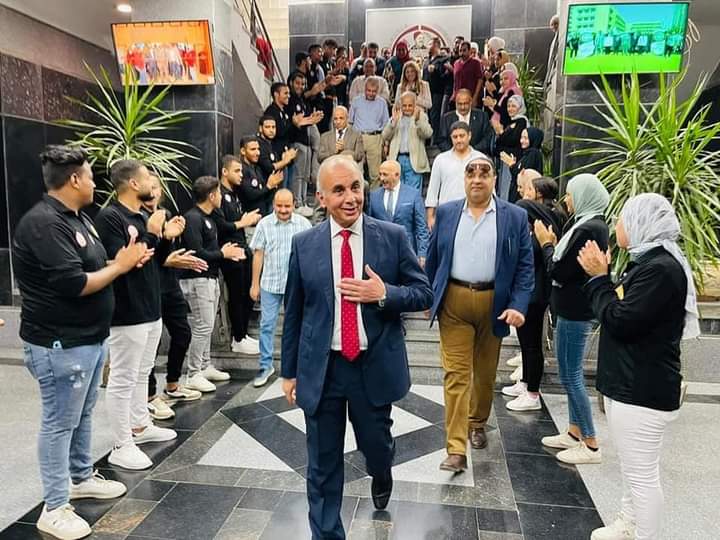 طلاب وأعضاء هيئة التدريس ينظمون ممر شرفي لرئيس جامعة الزقازيق