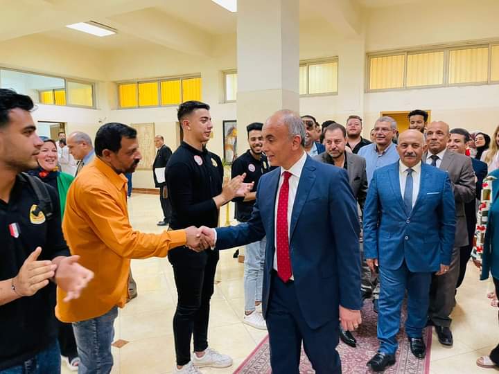 طلاب وأعضاء هيئة التدريس ينظمون ممر شرفي لرئيس جامعة الزقازيق