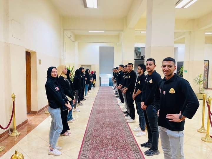 طلاب وأعضاء هيئة التدريس ينظمون ممر شرفي لرئيس جامعة الزقازيق 