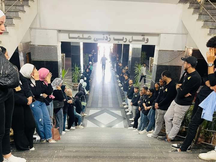 طلاب وأعضاء هيئة التدريس ينظمون ممر شرفي لرئيس جامعة الزقازيق 