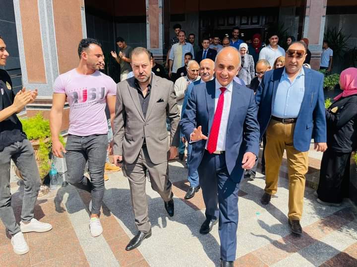 طلاب وأعضاء هيئة التدريس ينظمون ممر شرفي لرئيس جامعة الزقازيق 