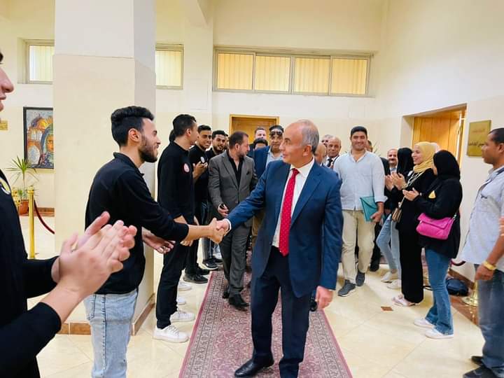 طلاب وأعضاء هيئة التدريس ينظمون ممر شرفي لرئيس جامعة الزقازيق 