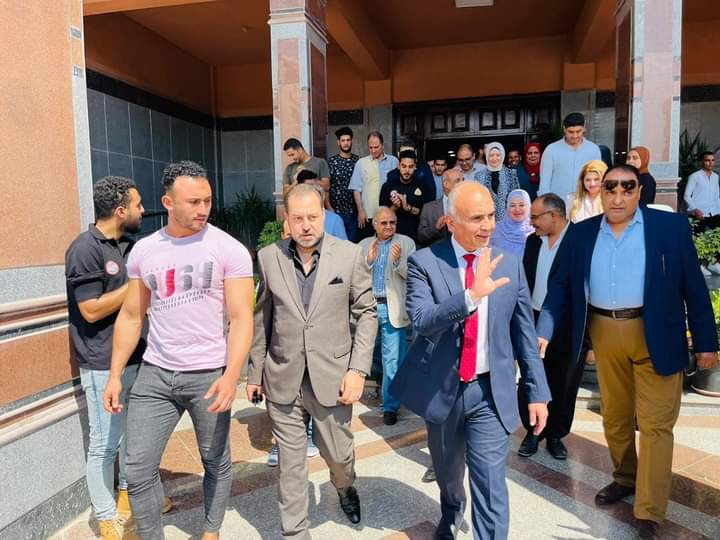 طلاب وأعضاء هيئة التدريس ينظمون ممر شرفي لرئيس جامعة الزقازيق