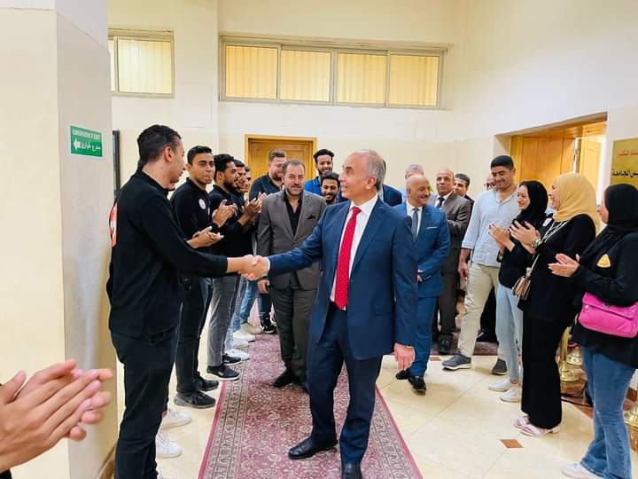 طلاب وأعضاء هيئة التدريس ينظمون ممر شرفي لرئيس جامعة الزقازيق 