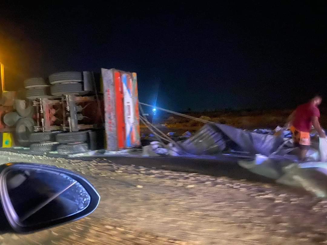 انقلاب مقطورة بطريق بلبيس الصحراوي 01