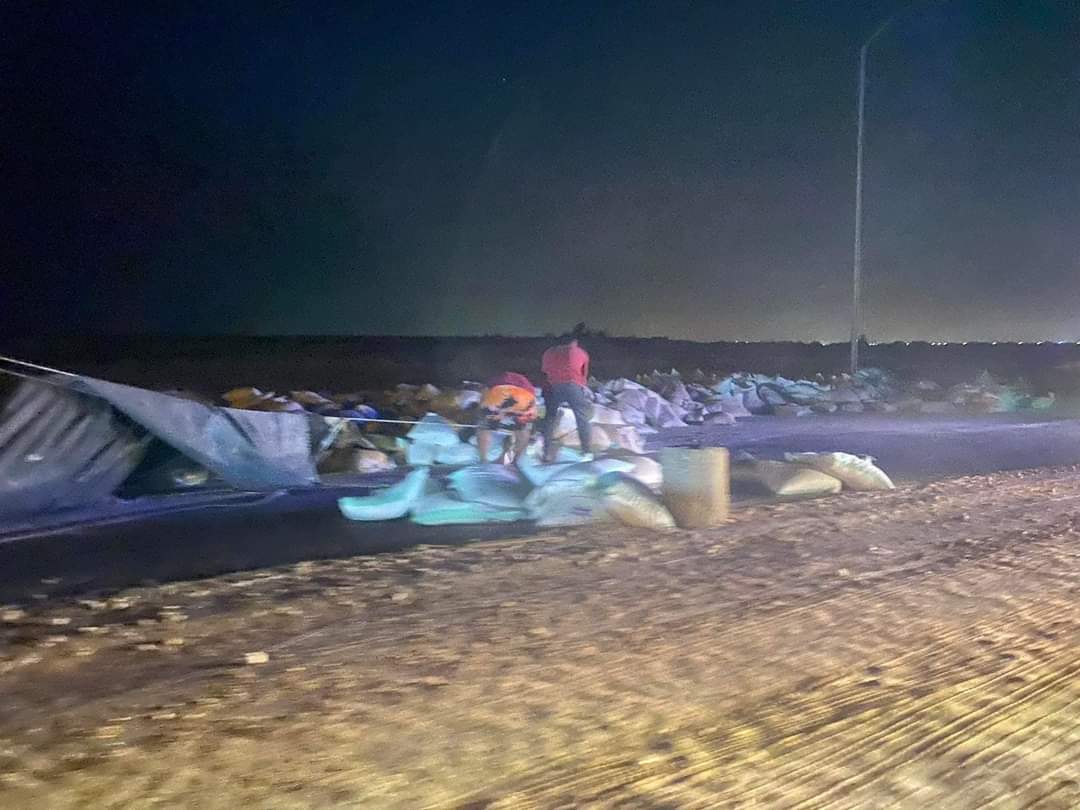 انقلاب مقطورة بطريق بلبيس الصحراوي 02