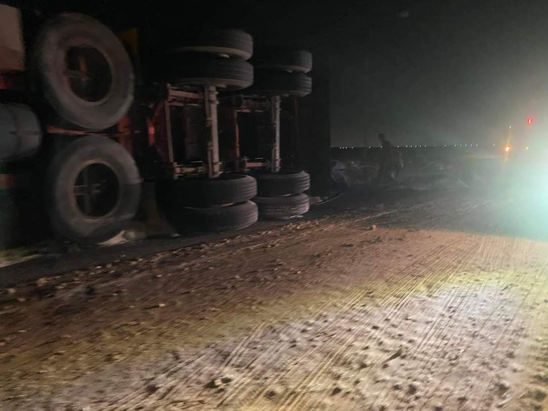 انقلاب مقطورة بطريق بلبيس الصحراوي 03