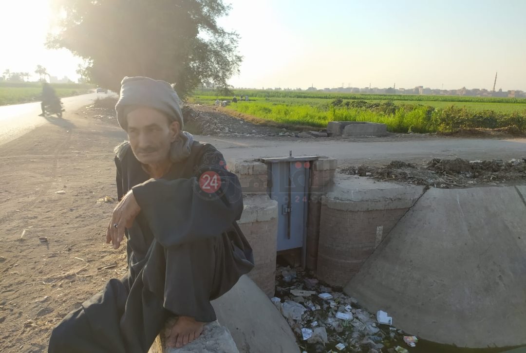 أحد الأهالي المتضررين بجوار بوابات المصرف
