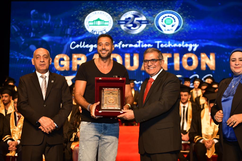 تخريج دفعة جديدة من كلية تكنولوجيا المعلومات