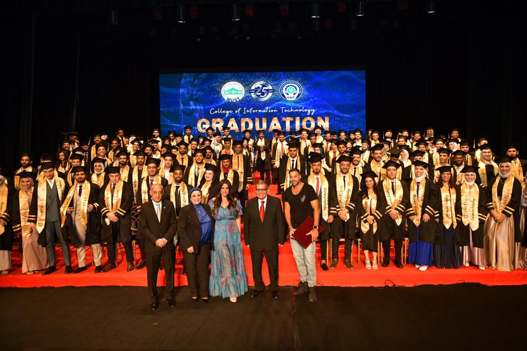 تخريج دفعة جديدة من كلية تكنولوجيا المعلومات