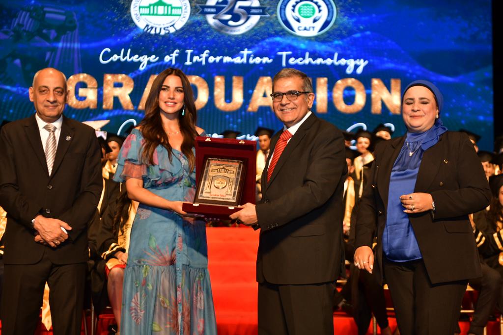     جامعة مصر للعلوم والتكنولوجيا تكرم الفنانة درة