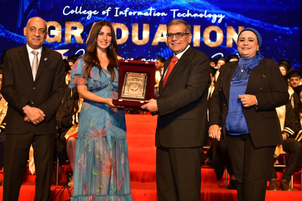     جامعة مصر للعلوم والتكنولوجيا تكرم الفنانة درة