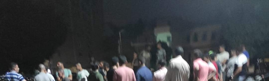 تجمهر الأهالي فور انتشال الجثة