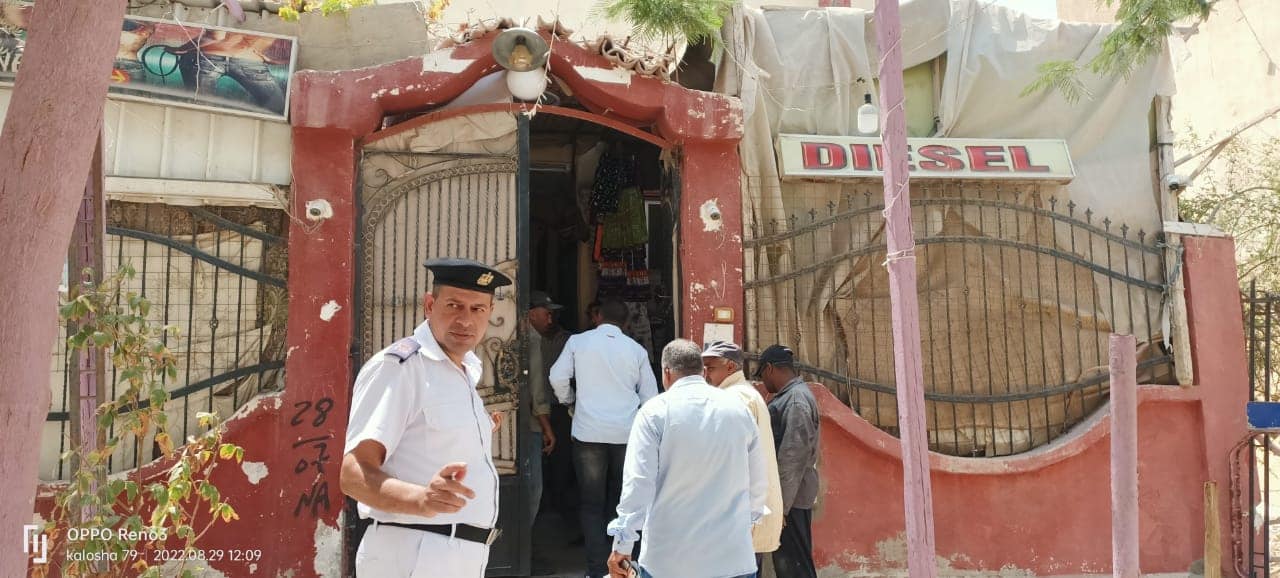 غلق وتشميع أنشطة تجارية مخالفة في العاشر من رمضان 04