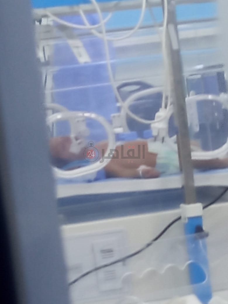 الطفلة وعد داخل الحضانة منذ ولادتها