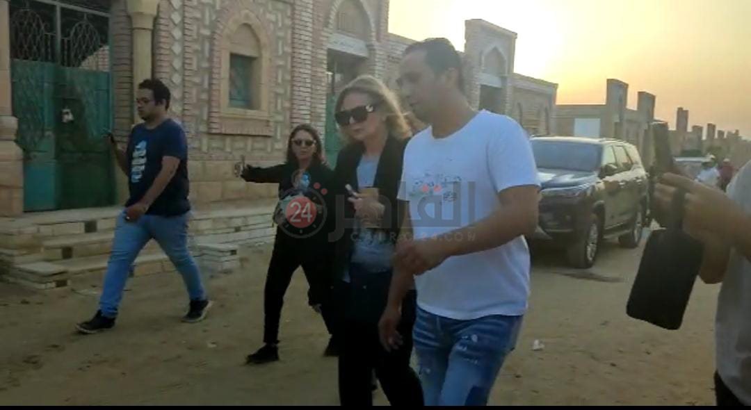 انهيار يسرا بعد دفن جثمان هشام سليم (3)