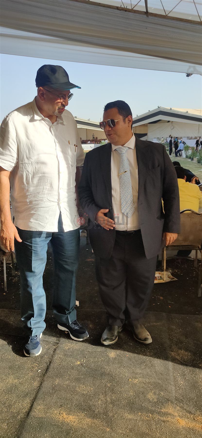 الشيخ خالد بن لادن يرتدي القميص الأبيض