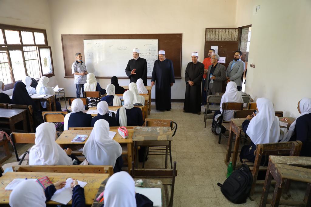 وكيل الأزهر يطمئن على سير الدراسة بالمعاهد الأزهرية 