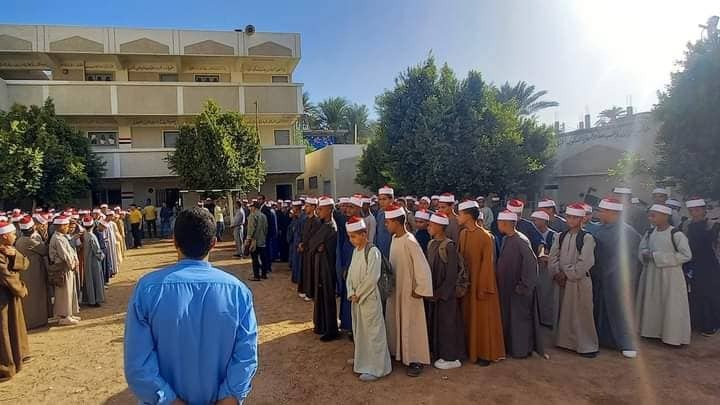 طلاب المعاهد الأزهرية بالعمامة الحمراء والجلابية