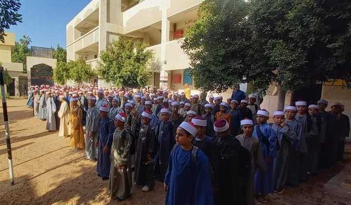 طلاب المعاهد الأزهرية بالعمامة الحمراء والجلابية