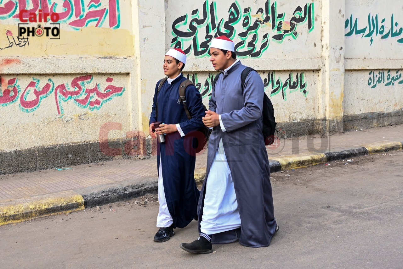 اللون الأحمر يزين معاهد الأزهر في ثاني أيام الدارسة