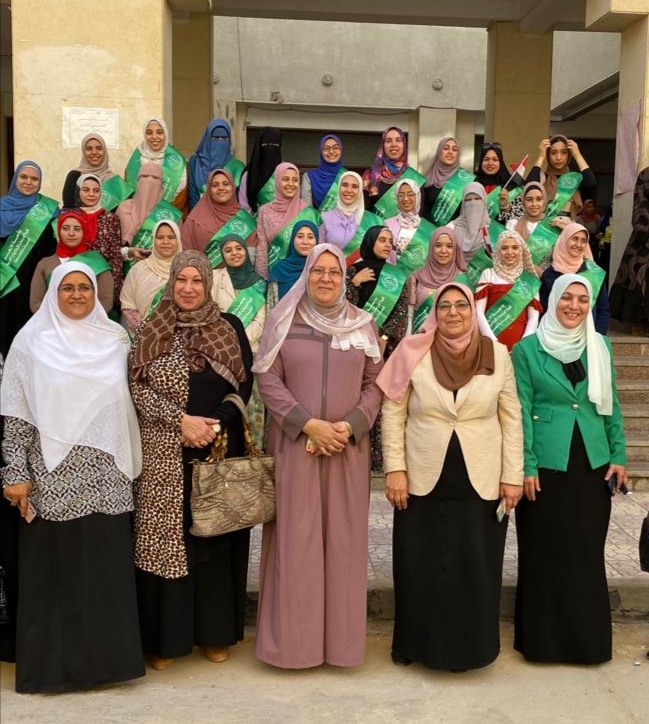  الدراسات الإسلامية تستقبل الطالبات بالورود والحلويات 