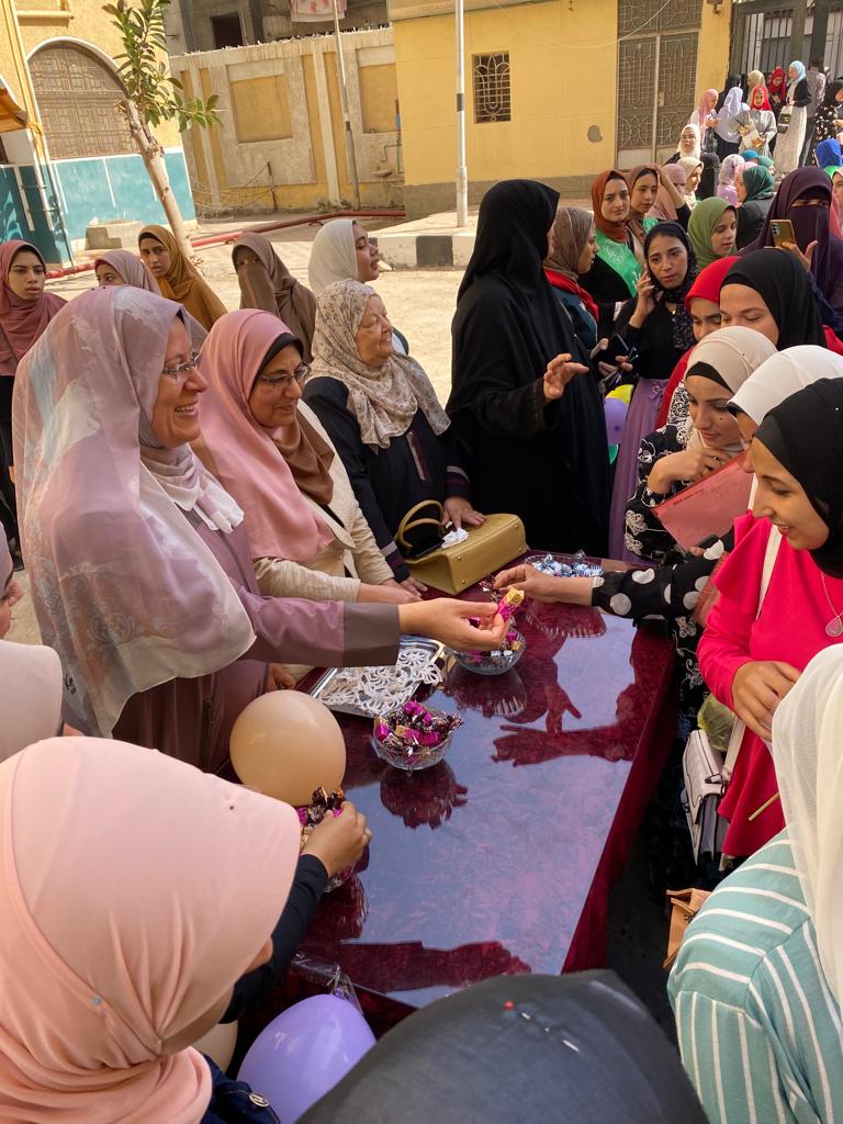  الدراسات الإسلامية تستقبل الطالبات بالورود والحلويات 