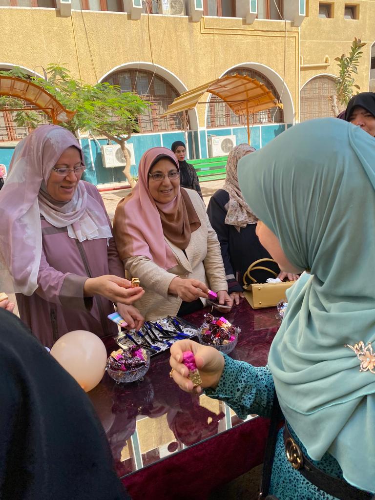  الدراسات الإسلامية تستقبل الطالبات بالورود والحلويات 