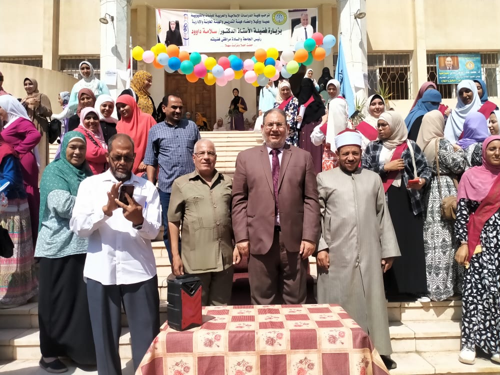 الدراسات الإسلامية والعربية للبنات تستقبل الطالبات بالهدايا والورود 
