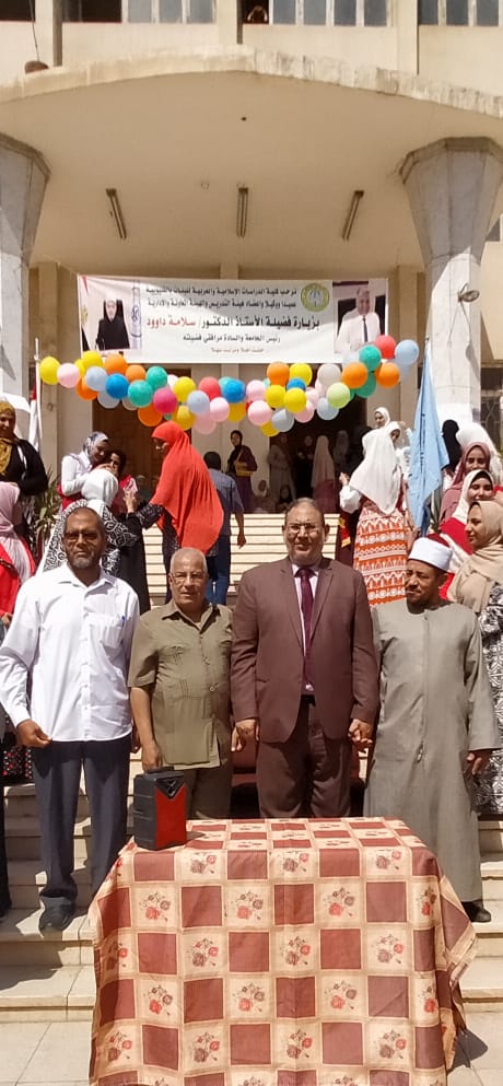 الدراسات الإسلامية والعربية للبنات تستقبل الطالبات بالهدايا والورود 