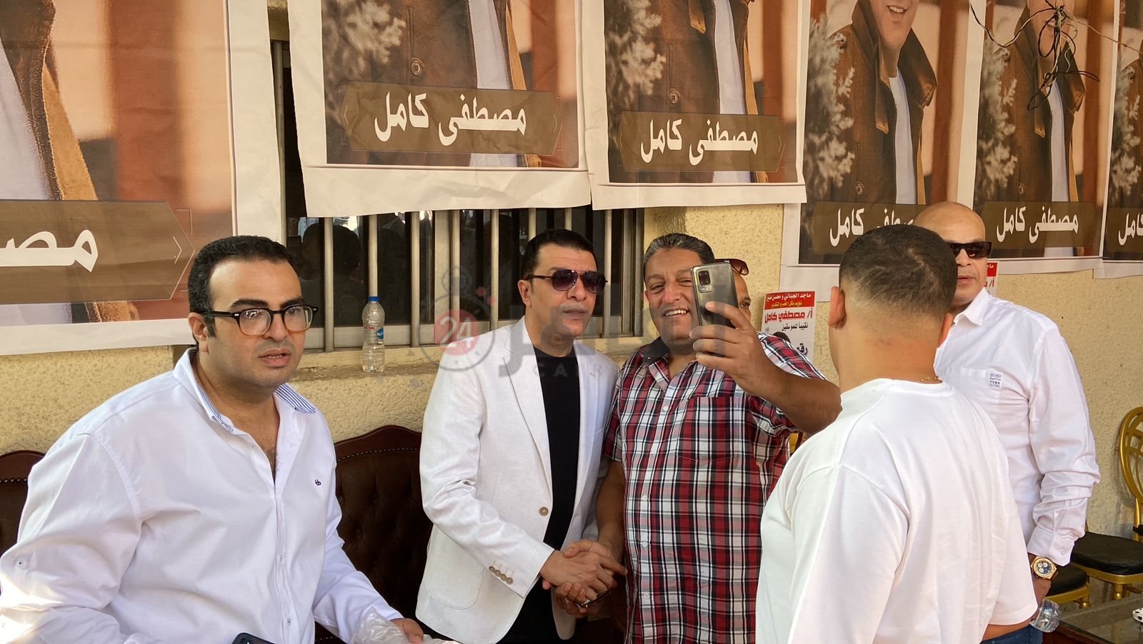 مصطفى كامل يدلي بصوتي في انتخابات نقابة الموسيقيين (2)