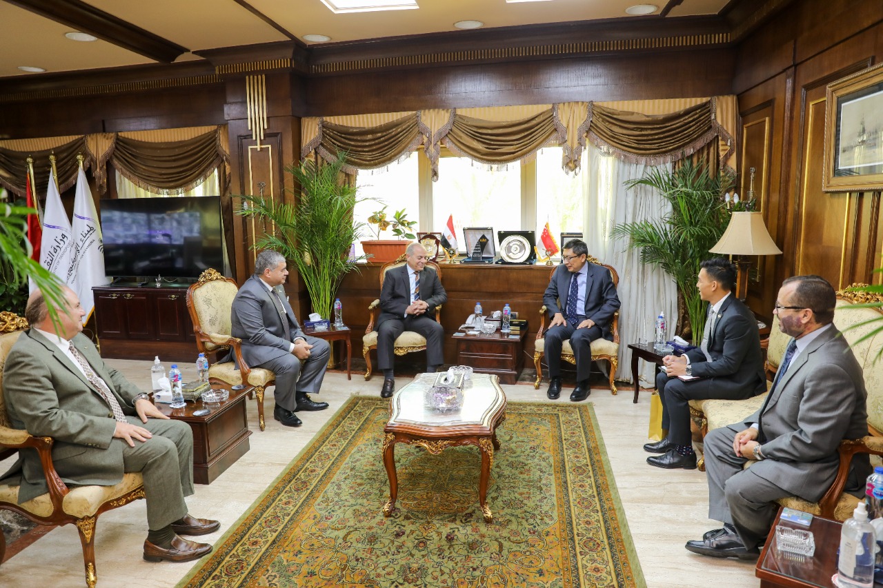 وفد من سنغافورة يزور ميناء الإسكندرية 