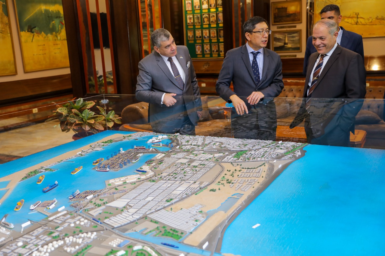 وفد من سنغافورة يزور ميناء الإسكندرية 