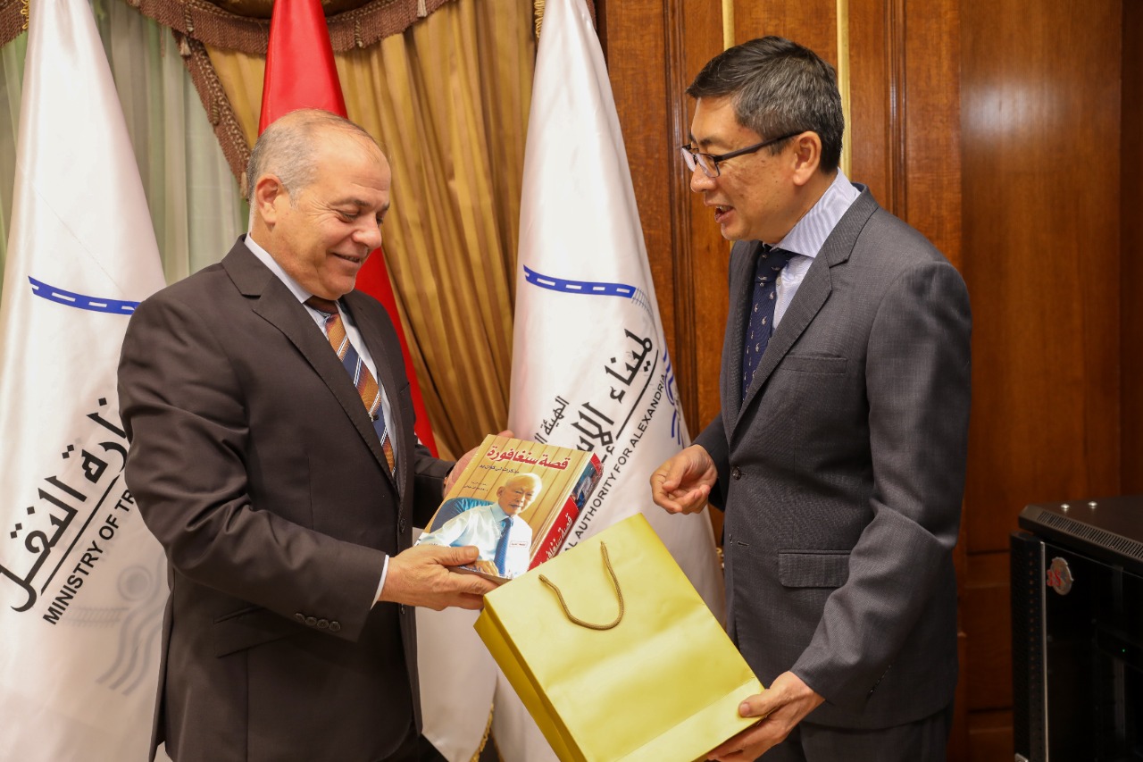 وفد من سنغافورة يزور ميناء الإسكندرية 