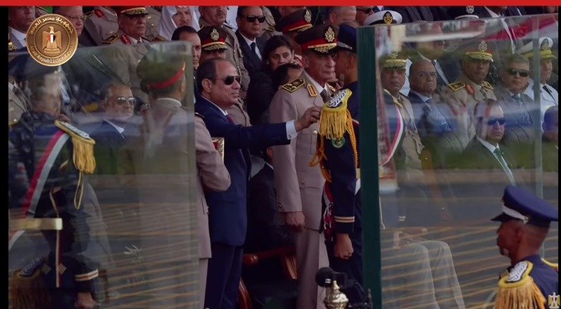 تقليد أوائل خريجي العسكري