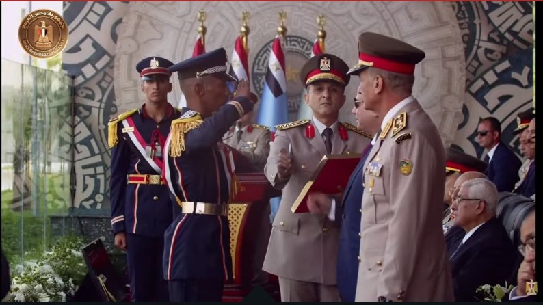 تقليد أوائل خريجي العسكري