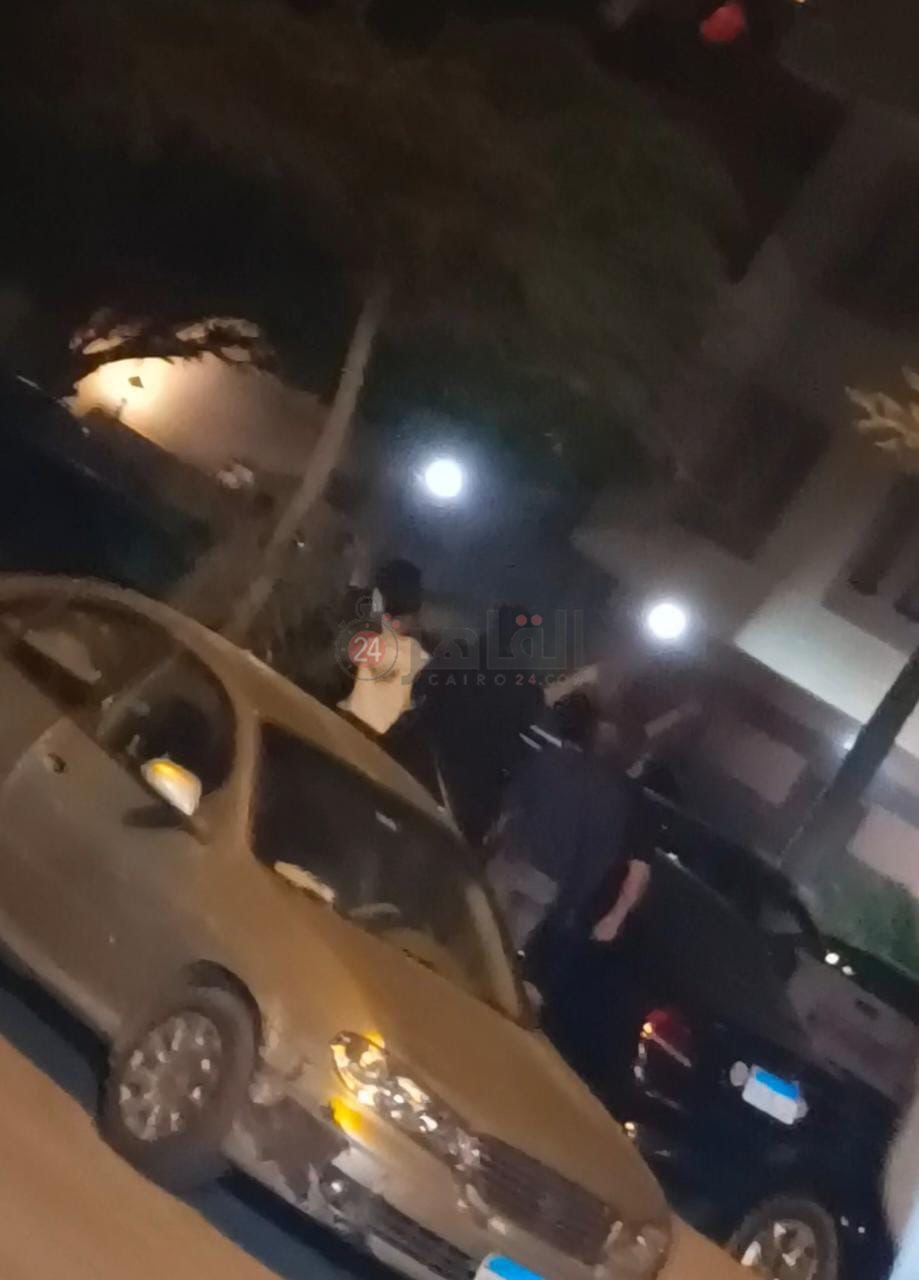 شيرين تتحدث من خلف شرفة الحجرة (1)