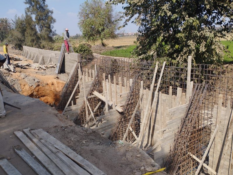 أعمال تغطية الترعة ورصف الطريق 02