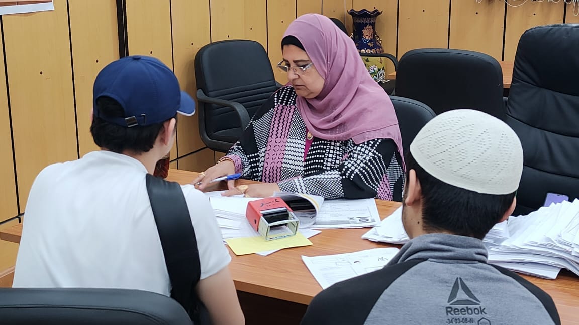 توافد الكثير من الطلاب الوافدين للانتهاء من إجرءات الحصول على الإقامة الخاصة بهم