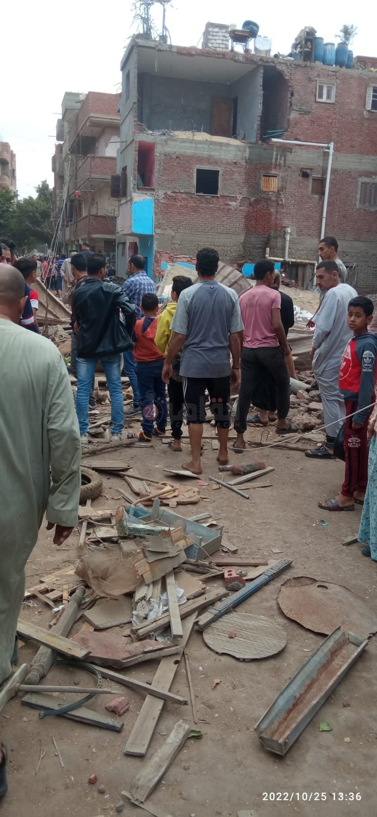 انهيار جزء من عقار قديم في الزقازيق