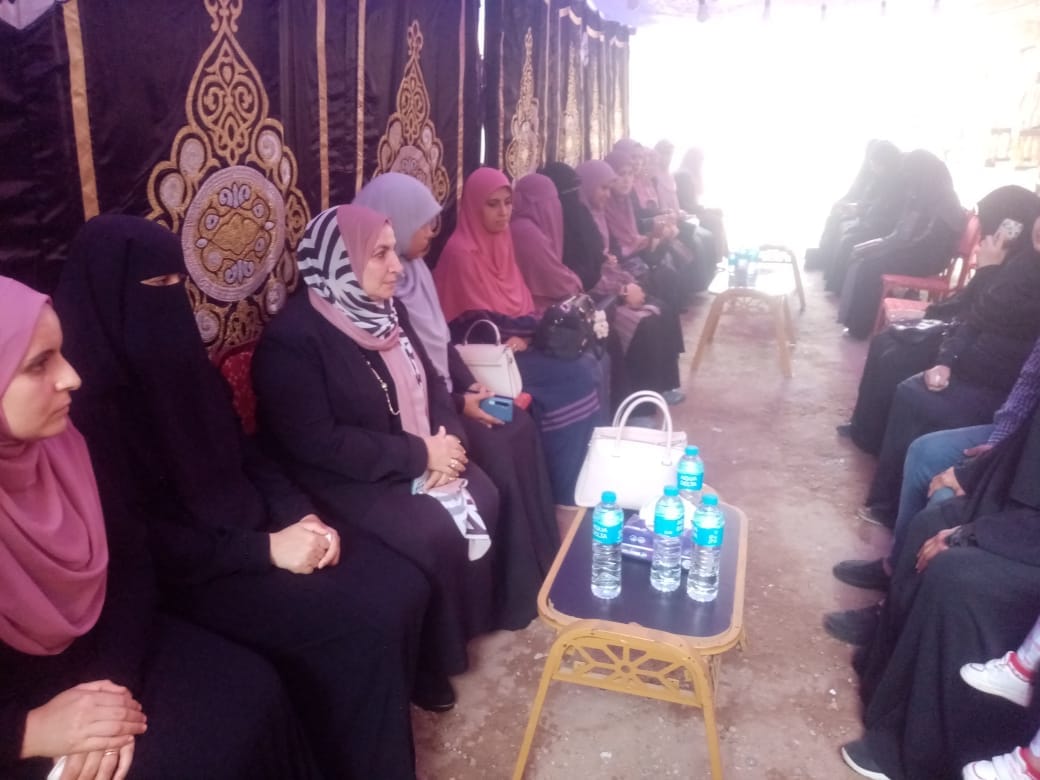 الدكتورة إلهام شاهين تعزي أسرة المحلة 