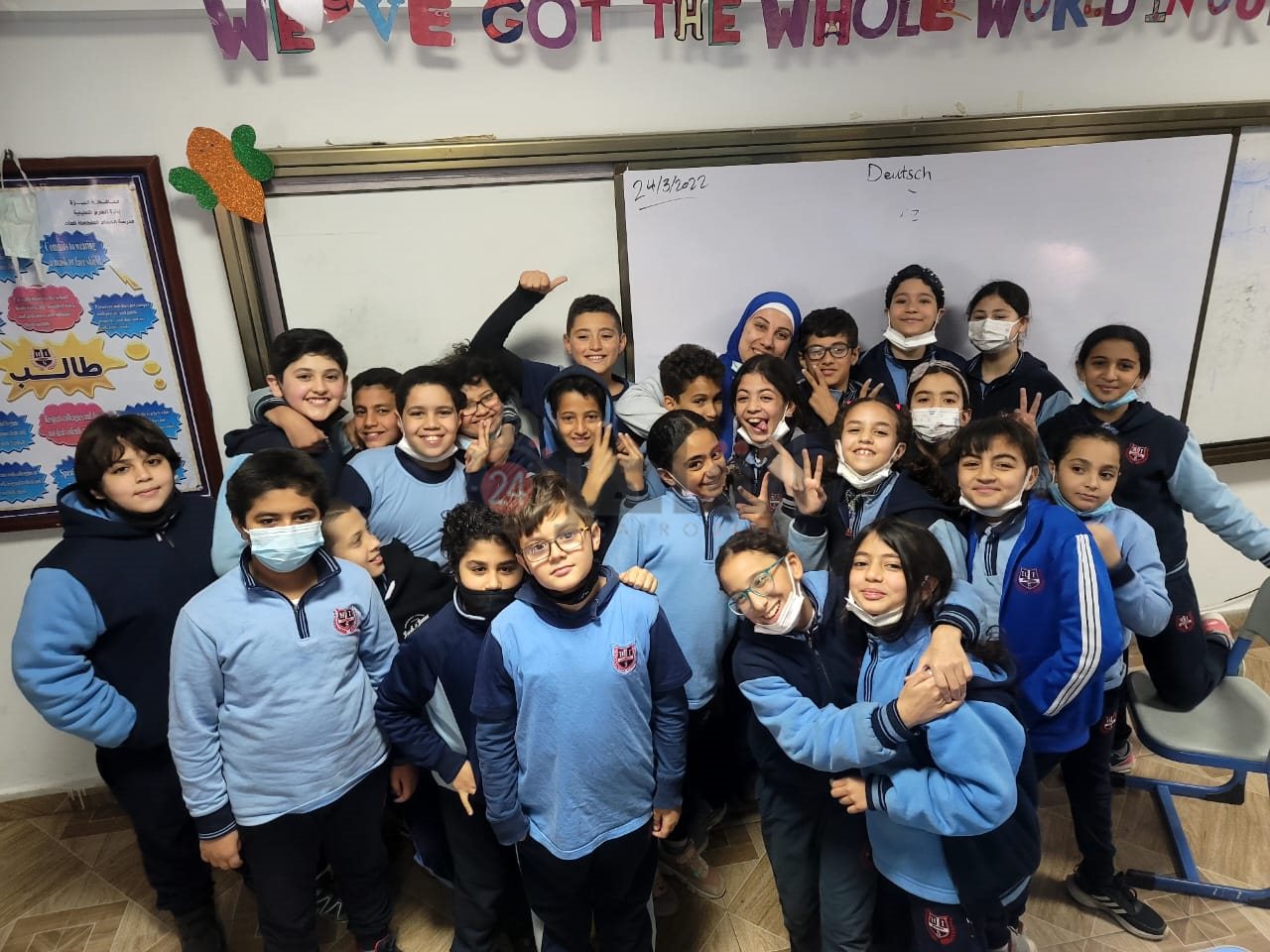 الطالب محمد وسط زملائه